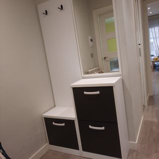 Recibidor con zapateros y espejo