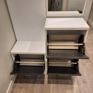 Recibidor con zapateros y espejo