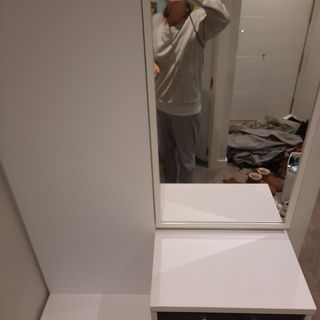 Recibidor con zapateros y espejo