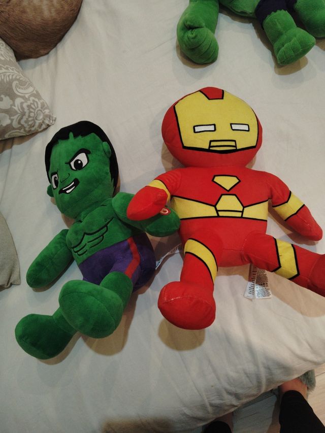 Muñecos Hulk y aironman