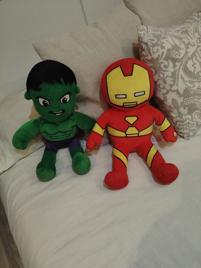 Muñecos Hulk y aironman