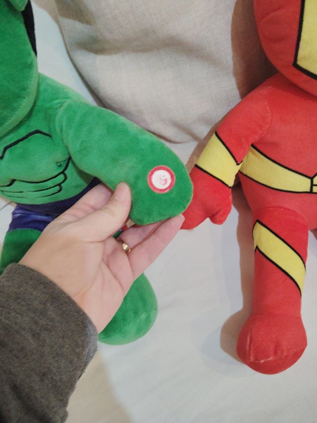 Muñecos Hulk y aironman
