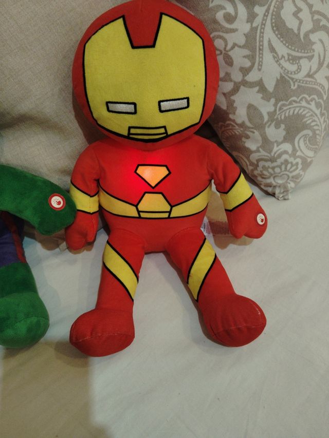 Muñecos Hulk y aironman