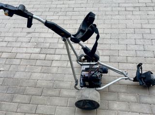 Carrito electico PowaKaddy funcionando.