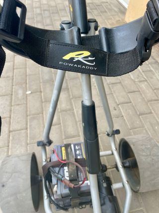 Carrito electico PowaKaddy funcionando.