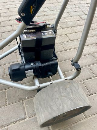 Carrito electico PowaKaddy funcionando.