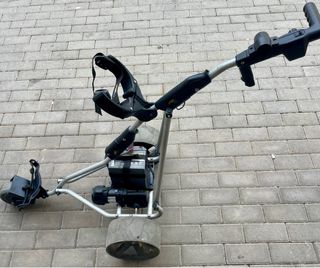 Carrito electico PowaKaddy funcionando.