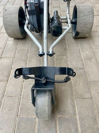 Carrito electico PowaKaddy funcionando.