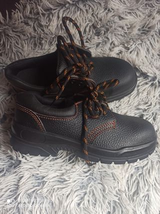 Zapatos de trabajo sin estrenar