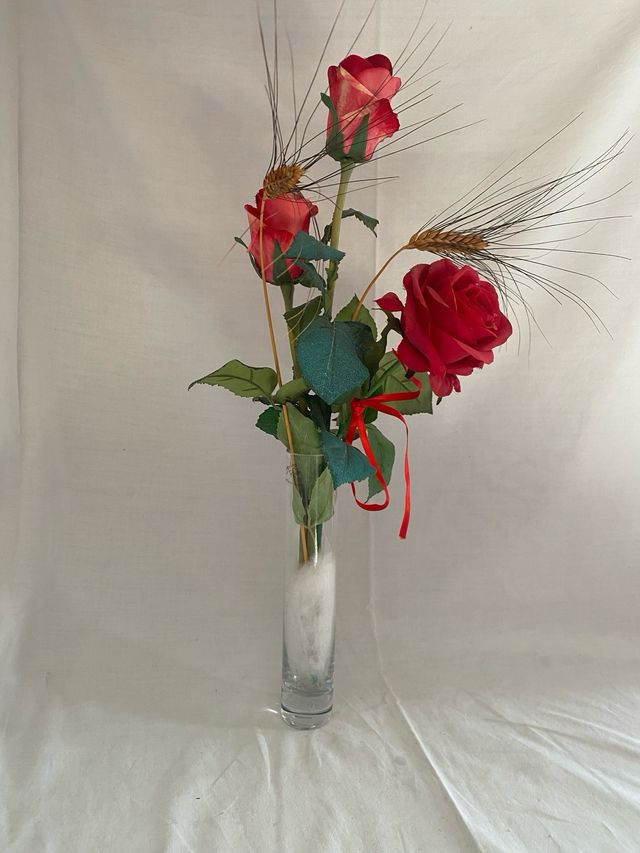 Jarron con flores artificiales