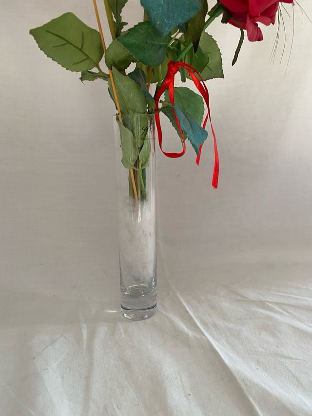 Jarron con flores artificiales