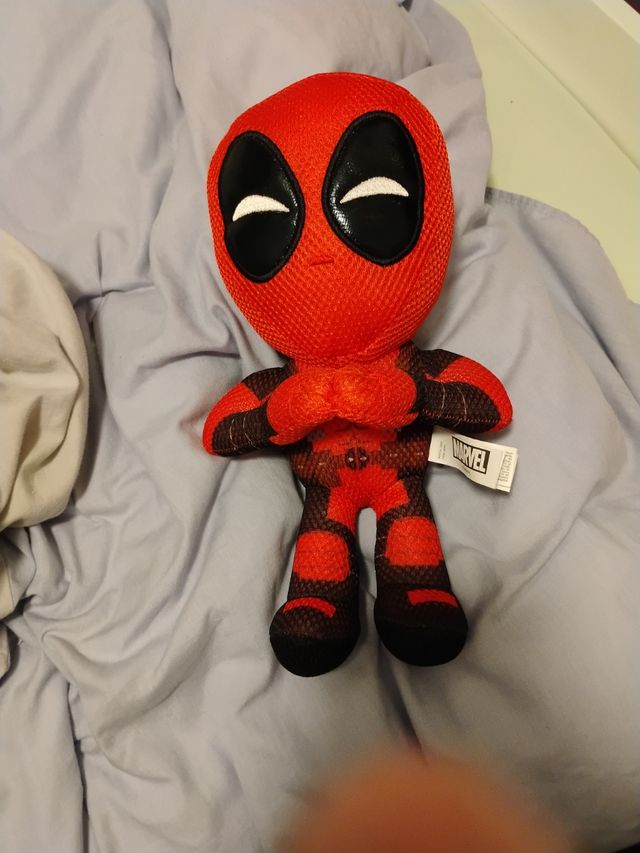 Un muñeco de deatpool