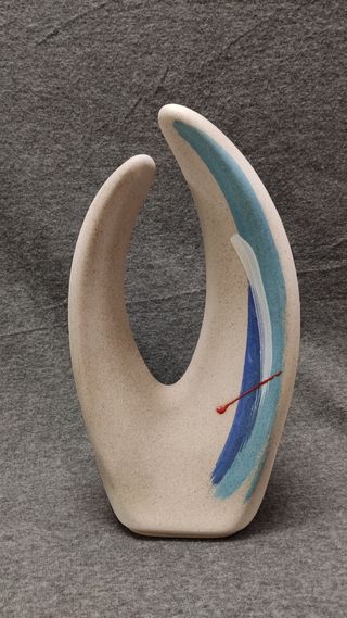Escultura de cerámica texturada