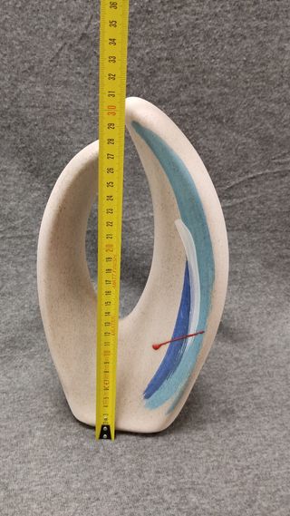 Escultura de cerámica texturada