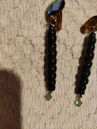 Antiguos pendientes largos de azabache