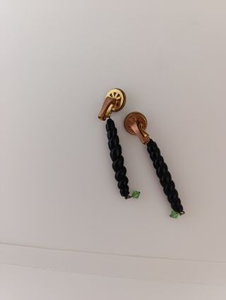 Antiguos pendientes largos de azabache