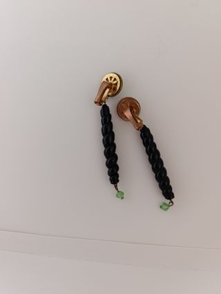 Antiguos pendientes largos de azabache