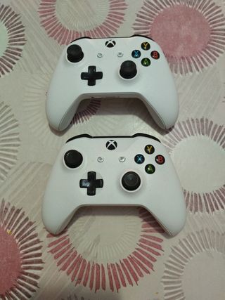 Xbox one con dos mandos,10 juegos y auriculares.