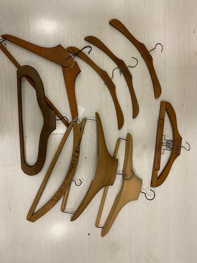 Perchas de madera antiguas  