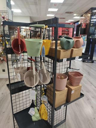 Mueble expositor baldas y ganchos