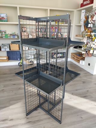 Mueble expositor baldas y ganchos