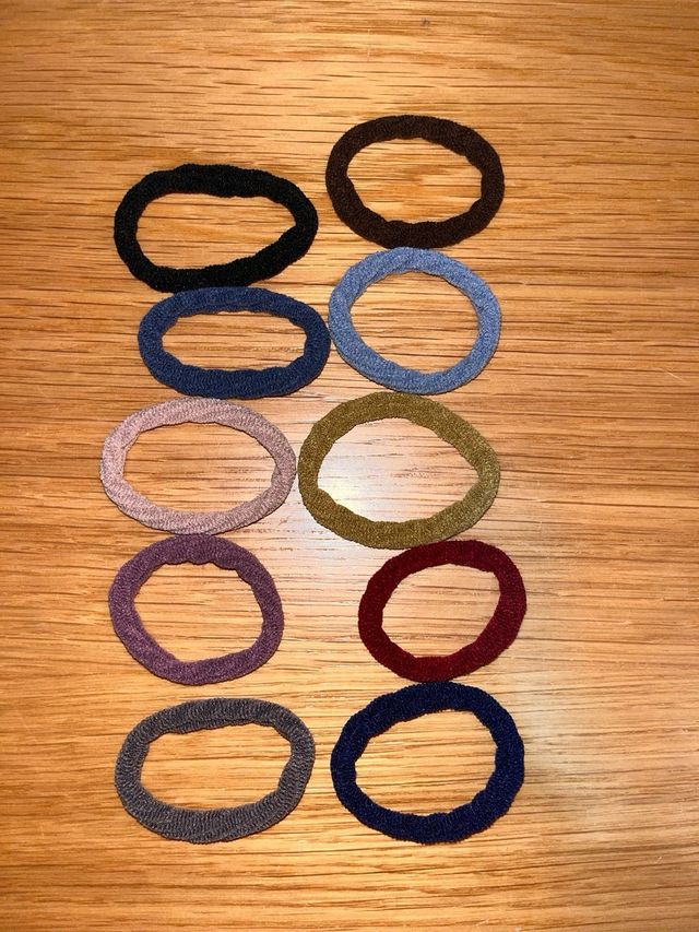 Vendo pack com 10 elásticos para o cabelo novos