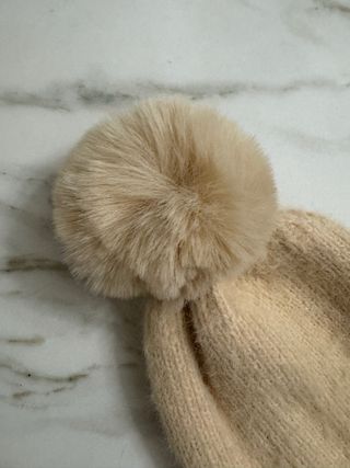 Gorro beige con pompón