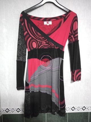 Vestido corto estilo desigual. Talla s.