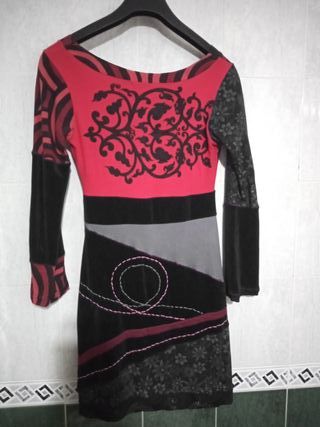 Vestido corto estilo desigual. Talla s.