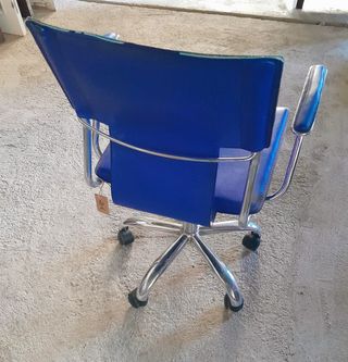 Silla de oficina azul de polipiel