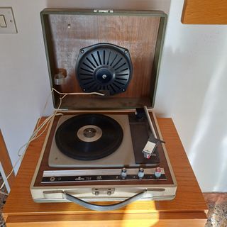 Tocadiscos vintage. Marca COSMO 751