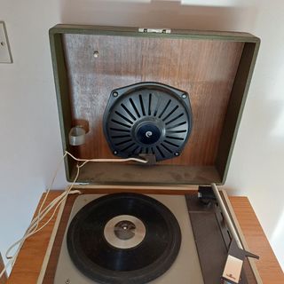 Tocadiscos vintage. Marca COSMO 751