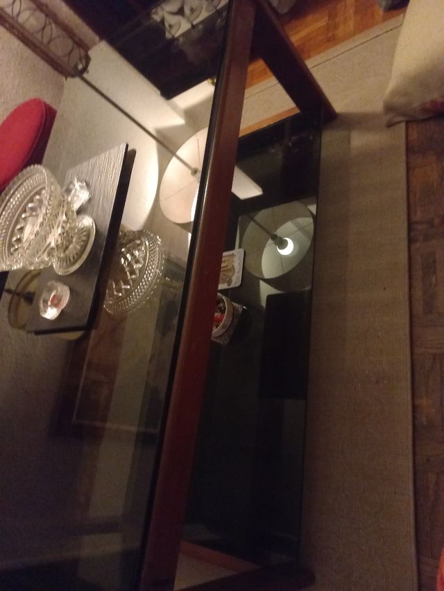 Mesa de centro estantería y lámpara