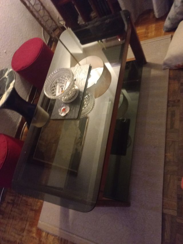 Mesa de centro estantería y lámpara