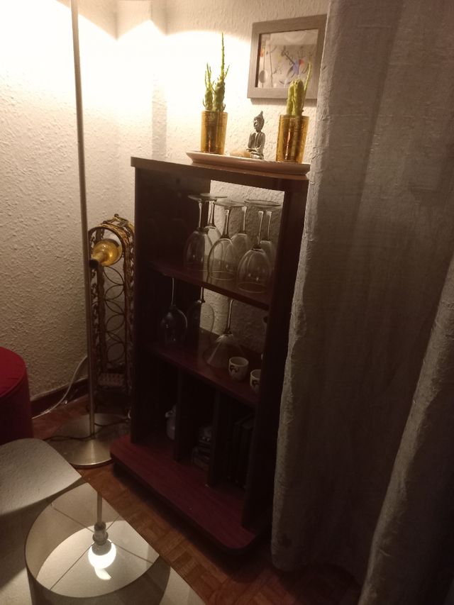 Mesa de centro estantería y lámpara