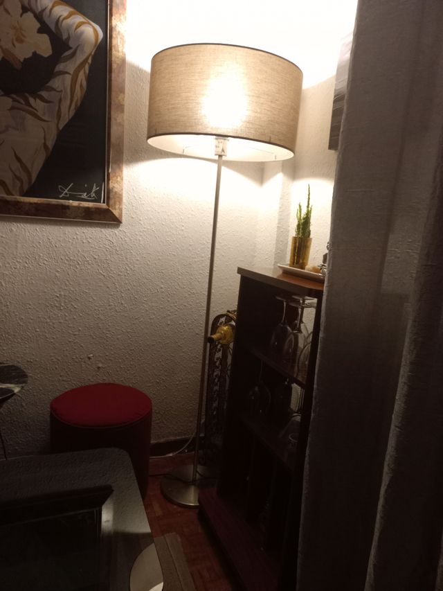 Mesa de centro estantería y lámpara