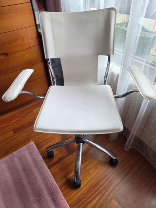 Mesa de estudio y silla de cuero