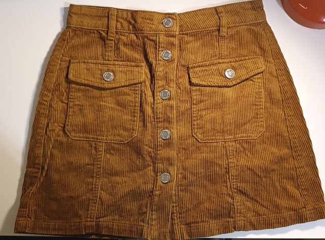 Falda abotonada de pana