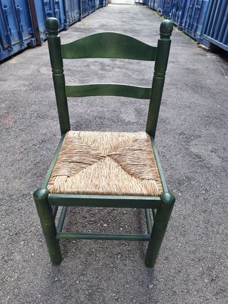 Silla baja de madera y ratan