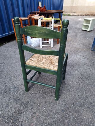 Silla baja de madera y ratan