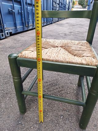 Silla baja de madera y ratan