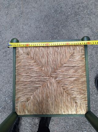Silla baja de madera y ratan
