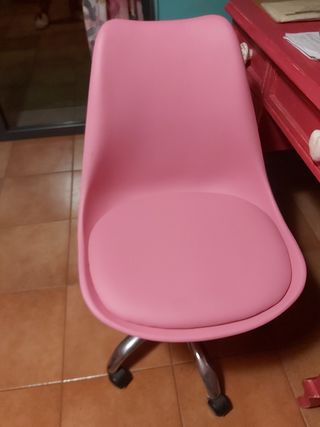 Sedia rosa a rotelle per ufficio