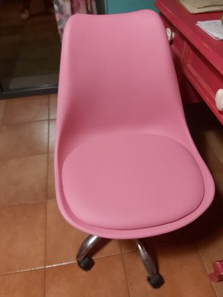 Sedia rosa a rotelle per ufficio