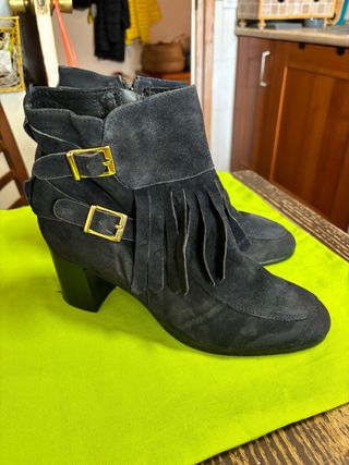 Botines azules ante