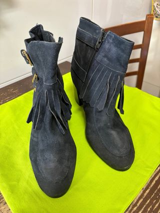 Botines azules ante