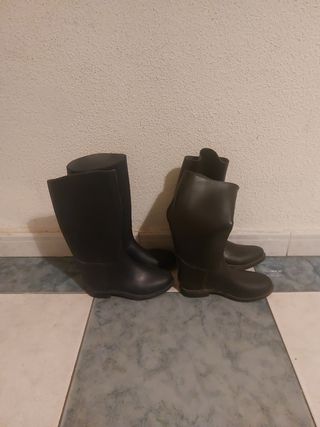 Botas equitación infantiles y casco.