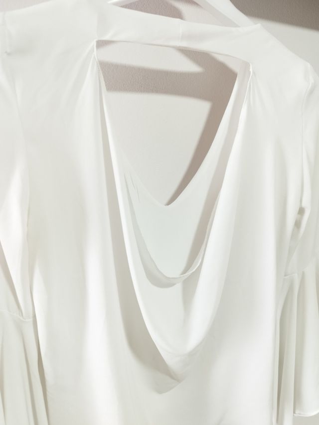 Blusa espalda abierta, manga volante. OFERTA 