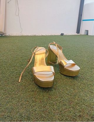 Zapatos dorados