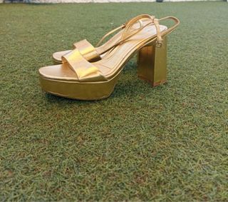 Zapatos dorados